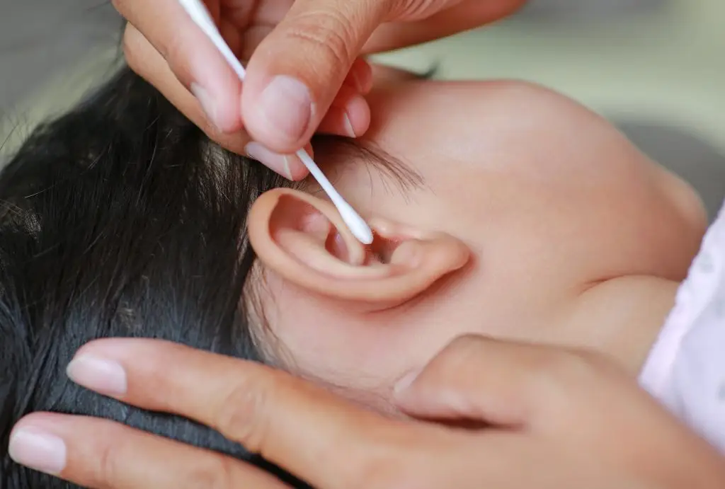 Ear Picking Massage 1024x691 1